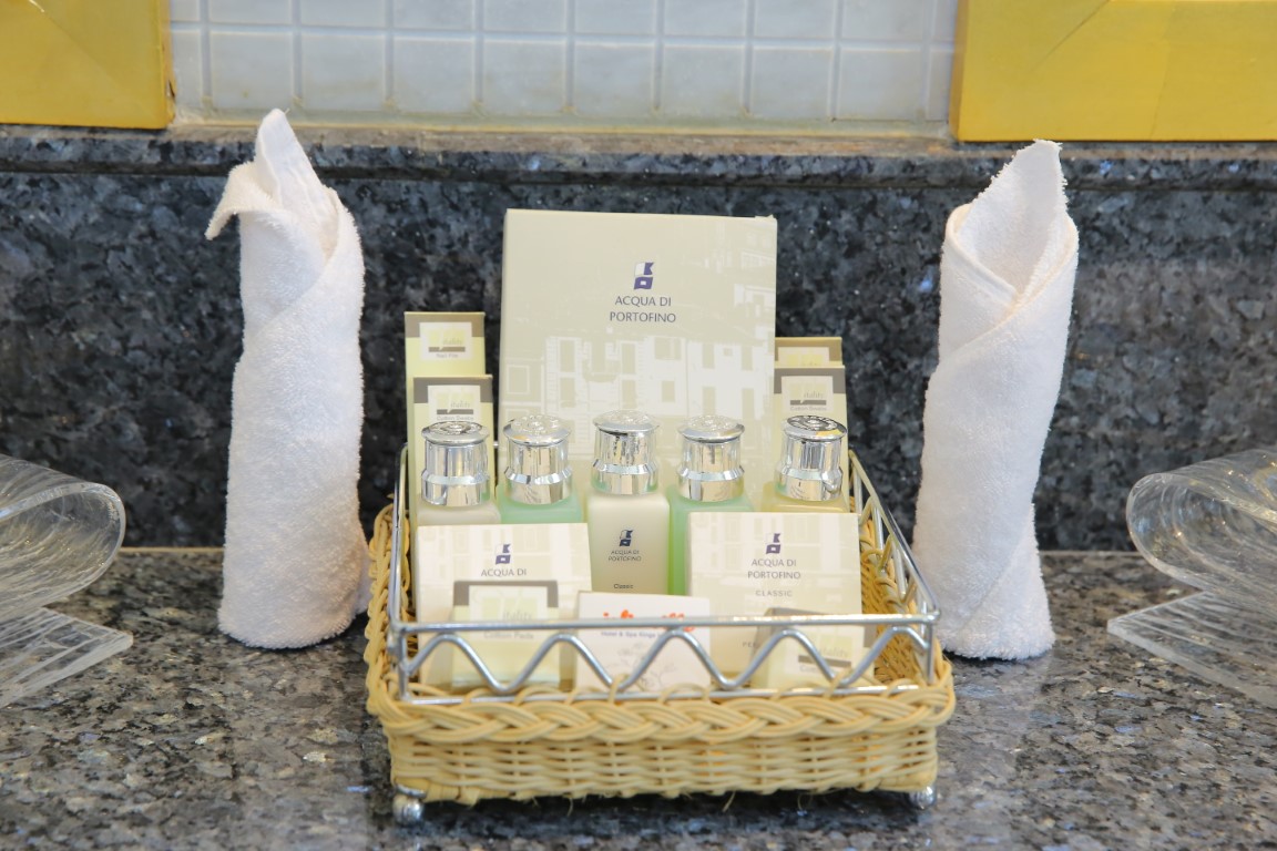 jolie-ville-hotel-spa-kings-island-luxor-gallery-new-villas-bathroom-amenities