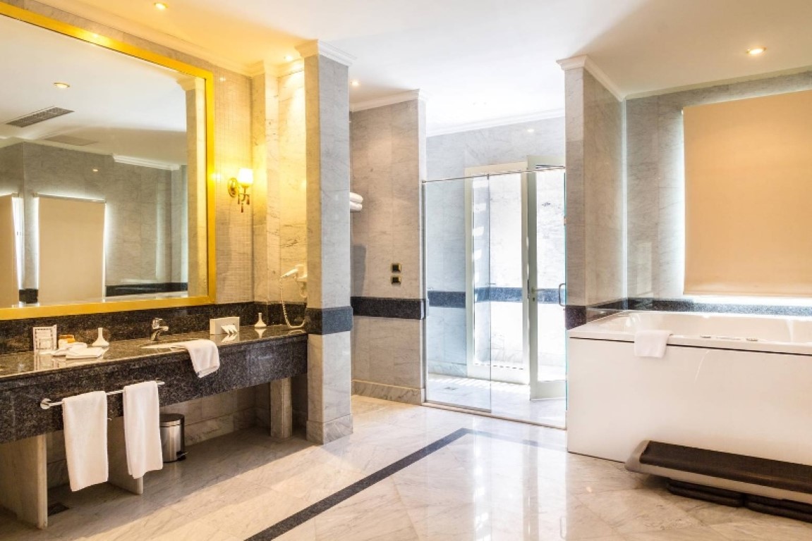 jolie-ville-hotel-spa-kings-island-luxor-gallery-new-villas-bathroom