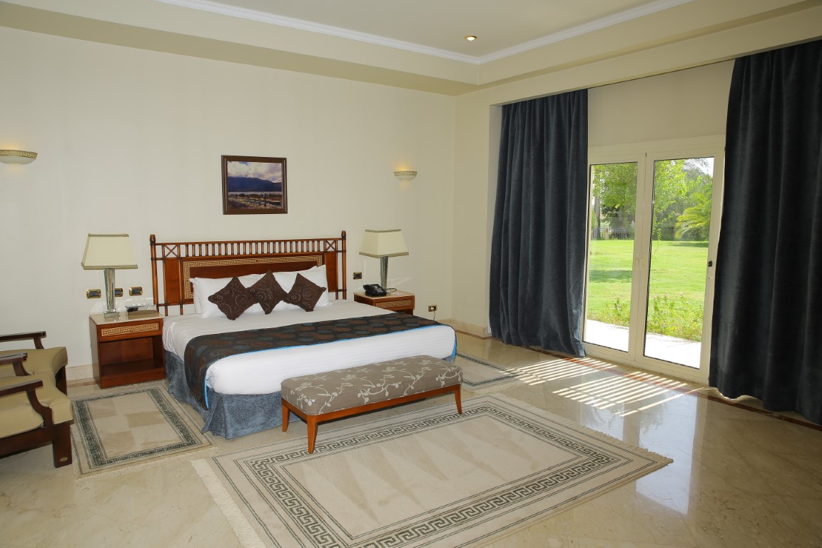 jolie-ville-hotel-spa-kings-island-luxor-gallery-new-villas-bedroom-1