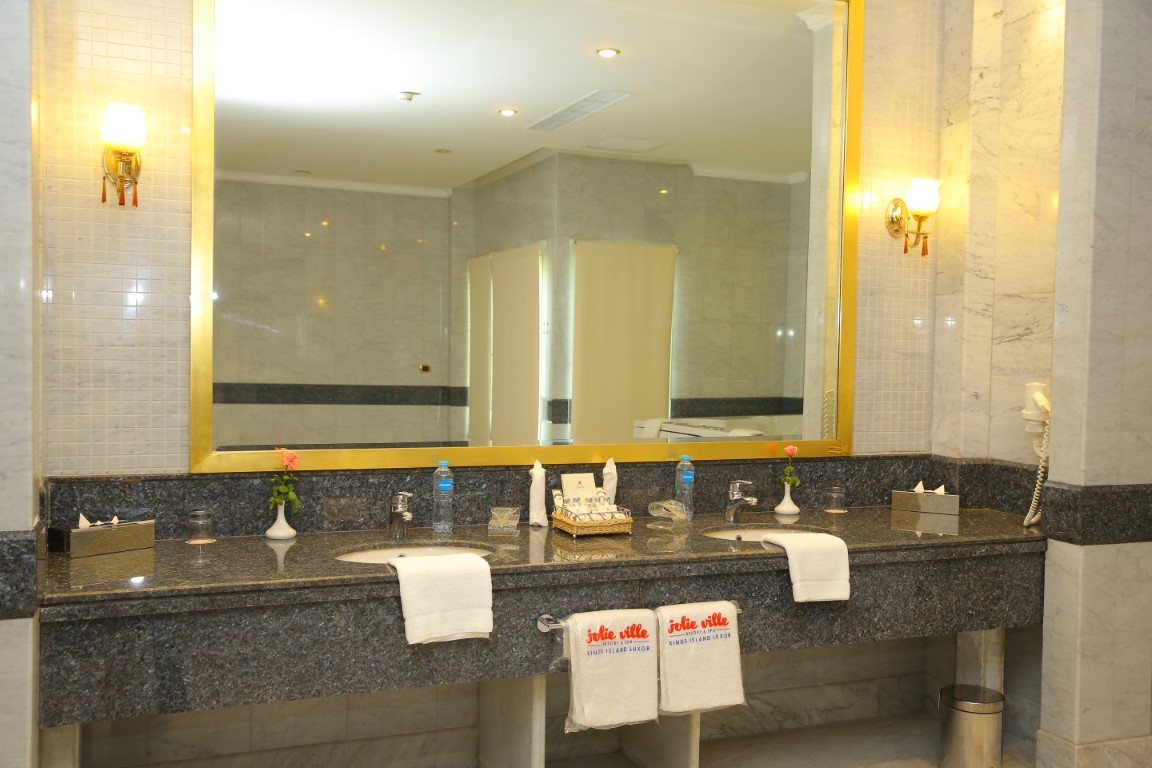 jolie-ville-hotel-spa-kings-island-luxor-gallery-new-villas-master-bathroom